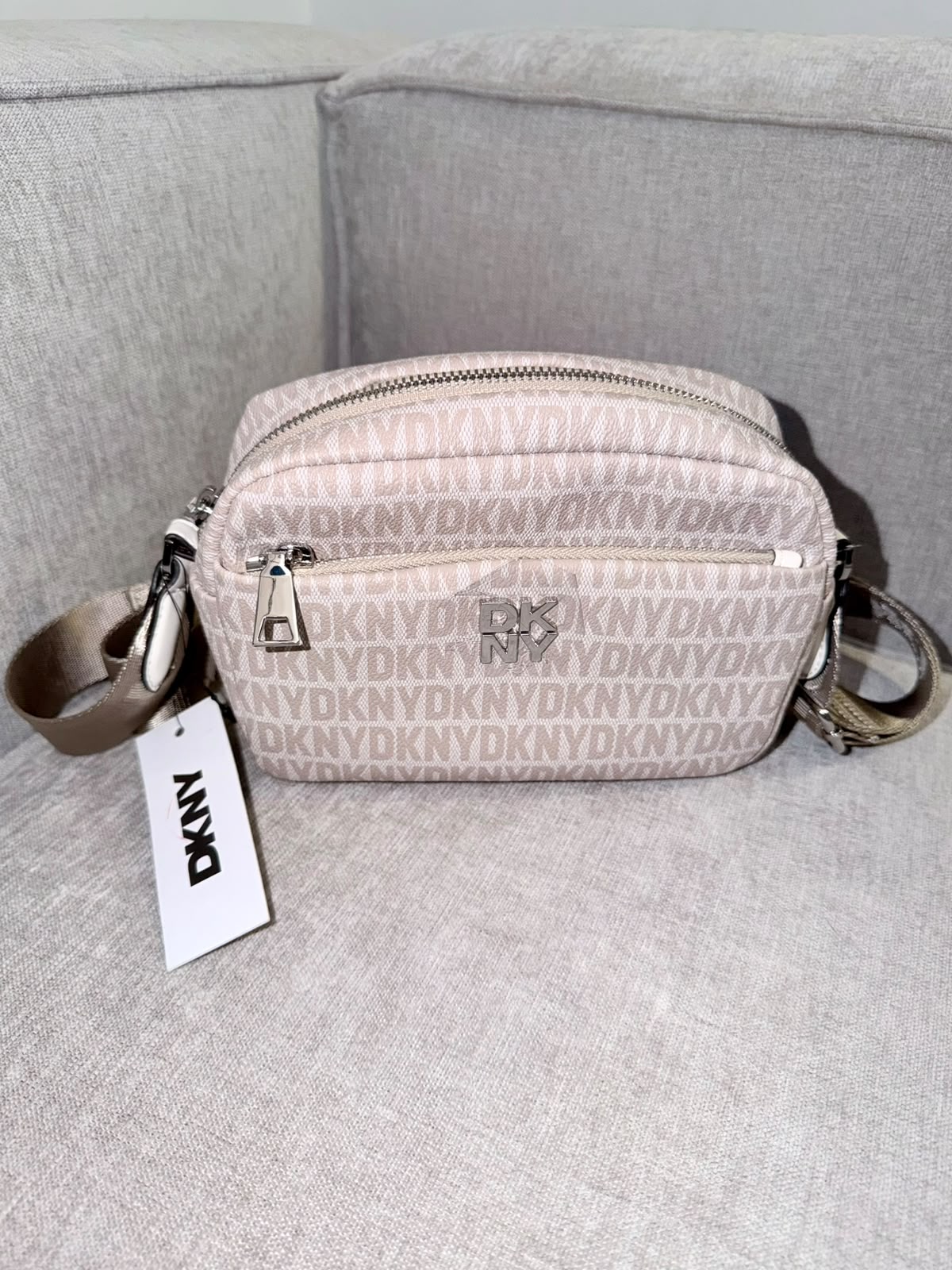 Bolso manos libres DKNY beige logos - Mariana Pineda Encargos