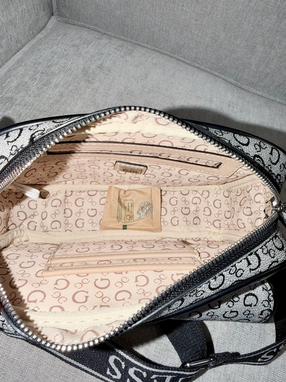 Bolso manos libres Guess negro/gris logos - Mariana Pineda Encargos