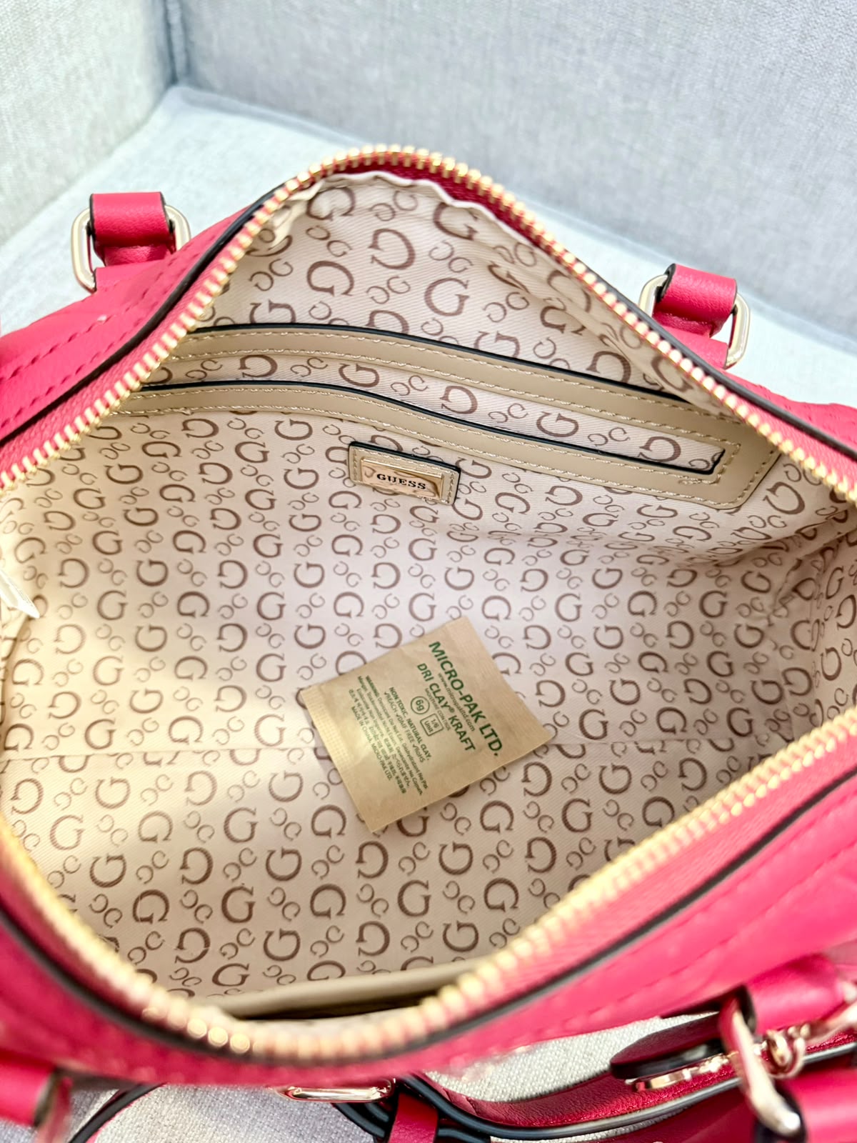 Bolso manos libres con cogederas Guess rojo - Mariana Pineda Encargos