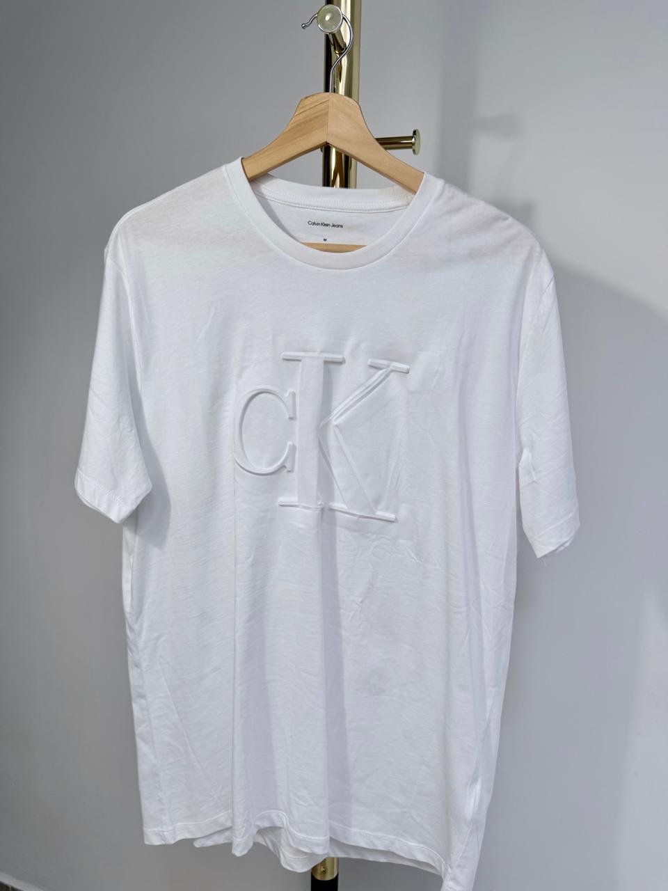 Camiseta logo alto relieve - Calvin Klein