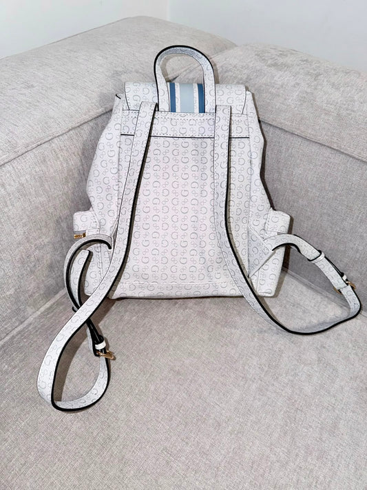 Mochila Guess blanca logos - Mariana Pineda Encargos
