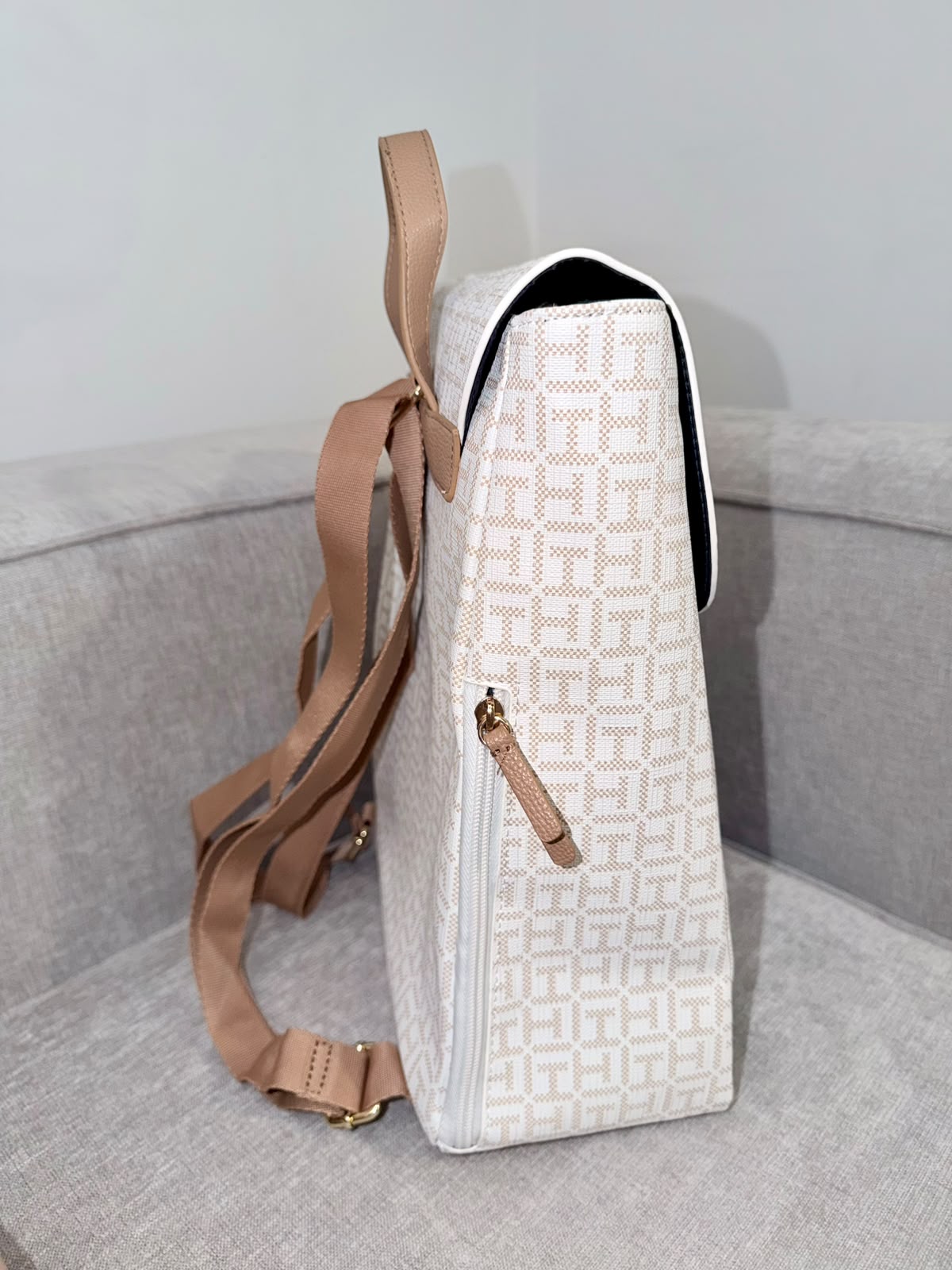 Mochila Tommy Hilfiger blanca logos - Mariana Pineda Encargos