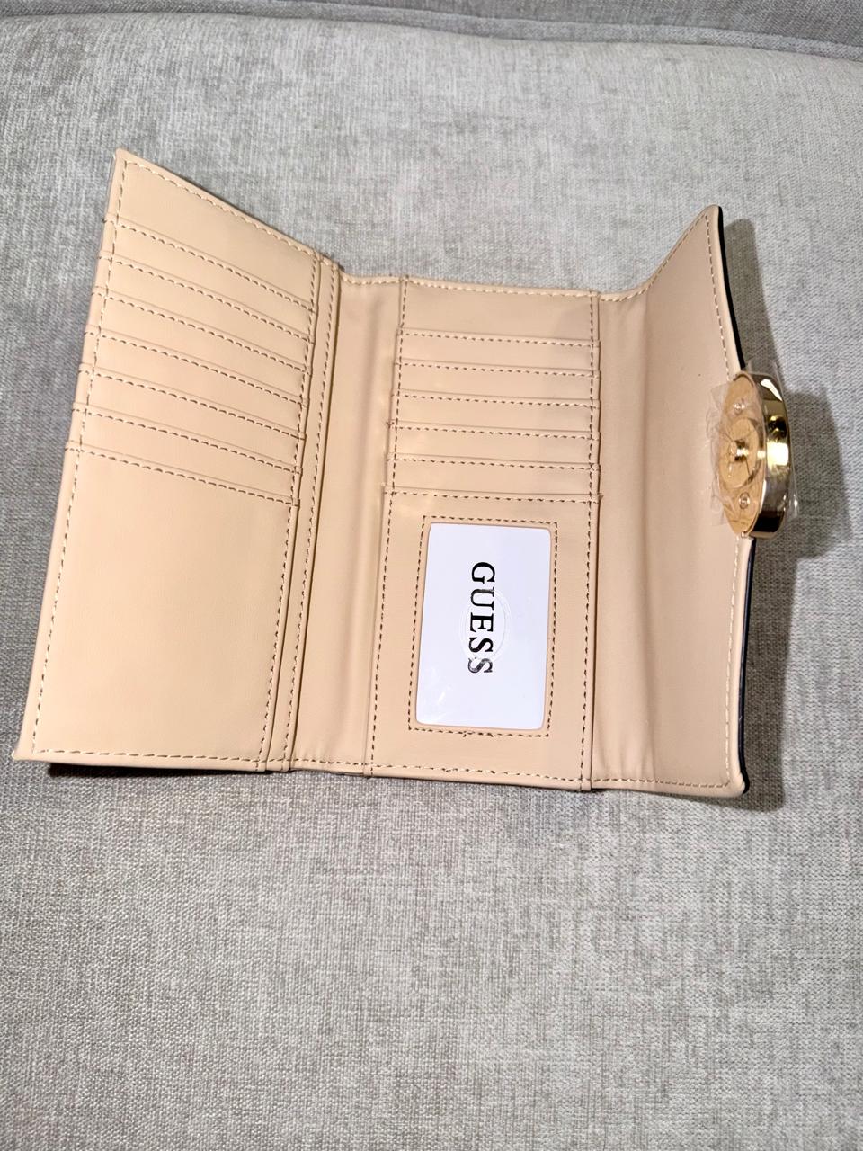 Billetera logos Guess beige - Mariana Pineda Encargos