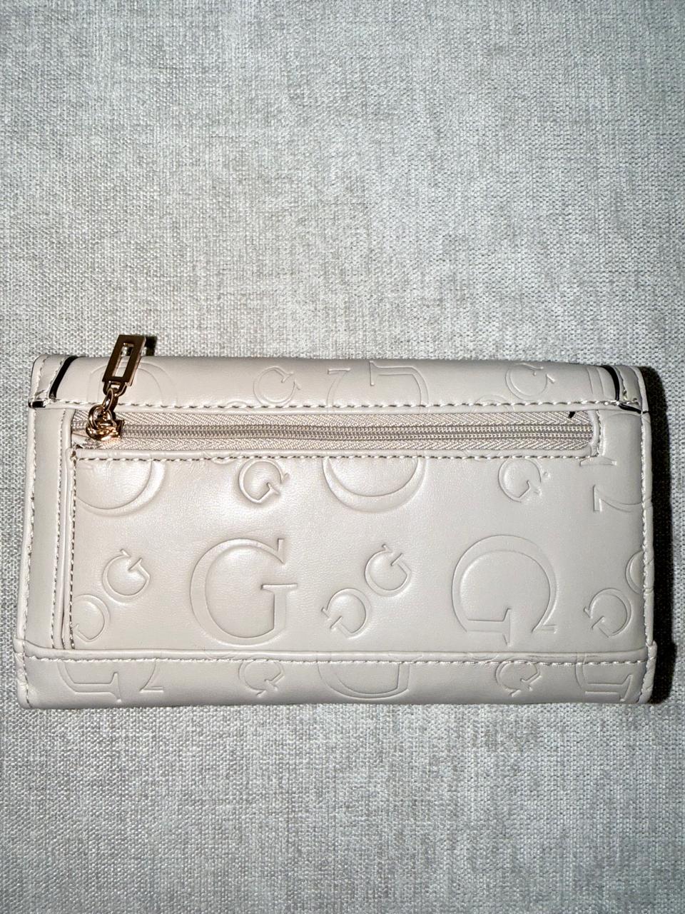 Billetera logos Guess beige - Mariana Pineda Encargos