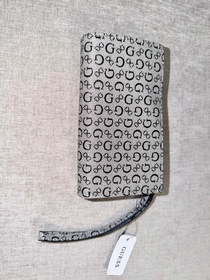 Billetera logos Guess gris/negro - Mariana Pineda Encargos