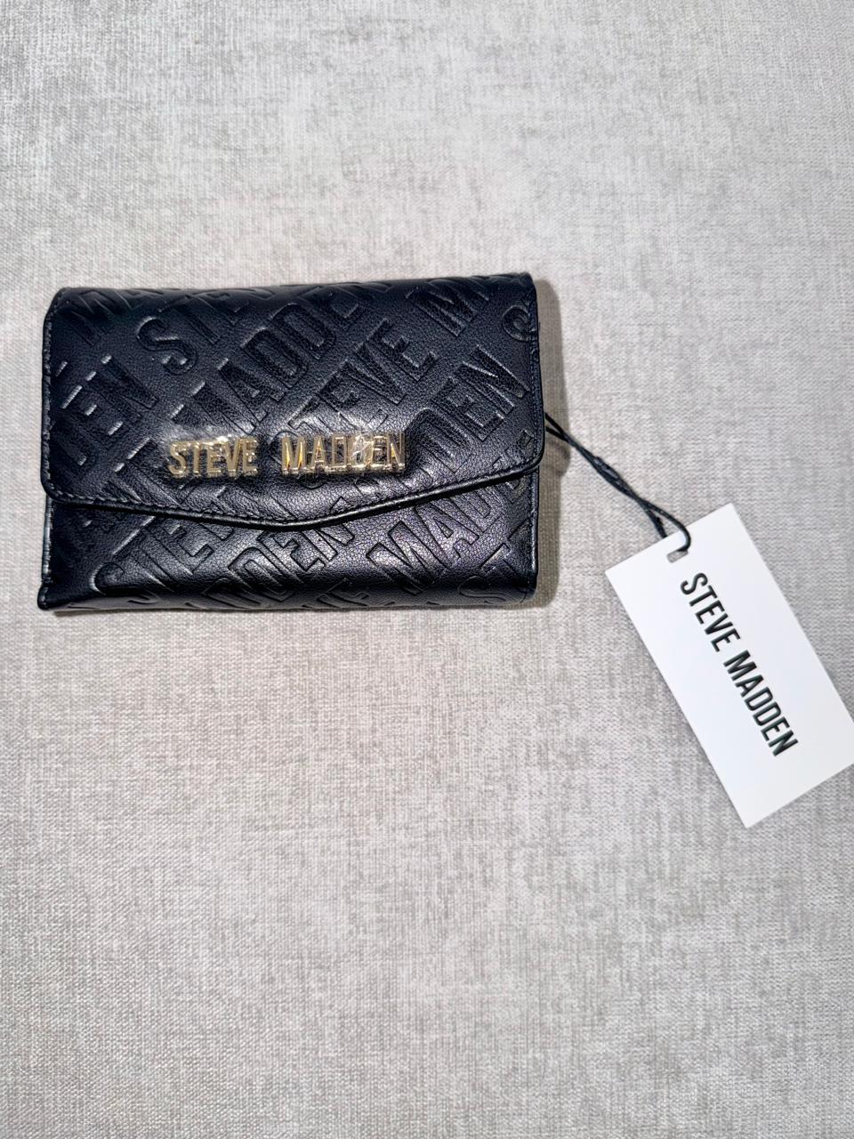 Billetera logos Steve Madden - Mariana Pineda Encargos