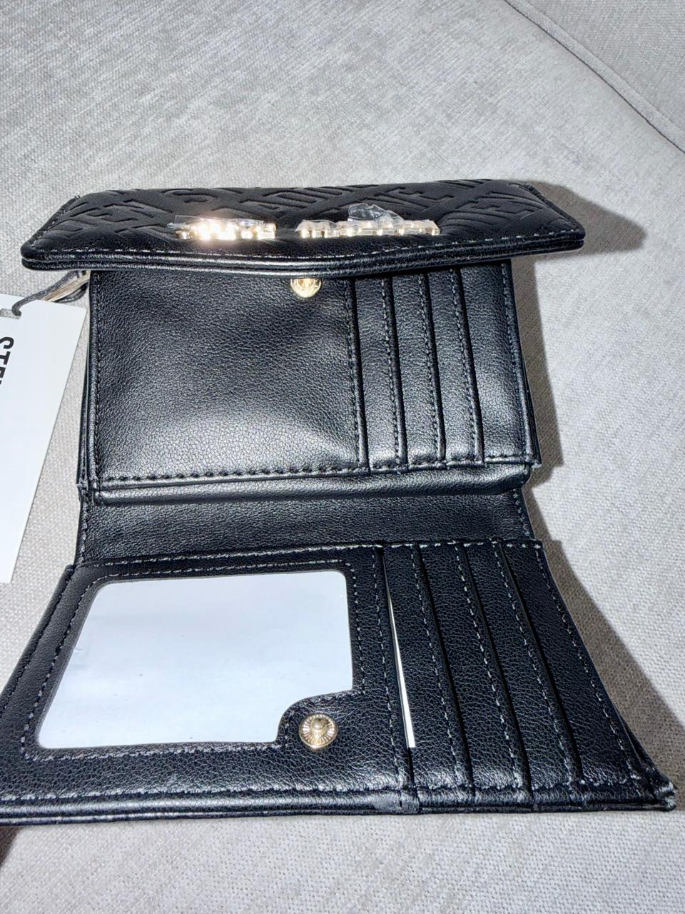 Billetera logos Steve Madden - Mariana Pineda Encargos