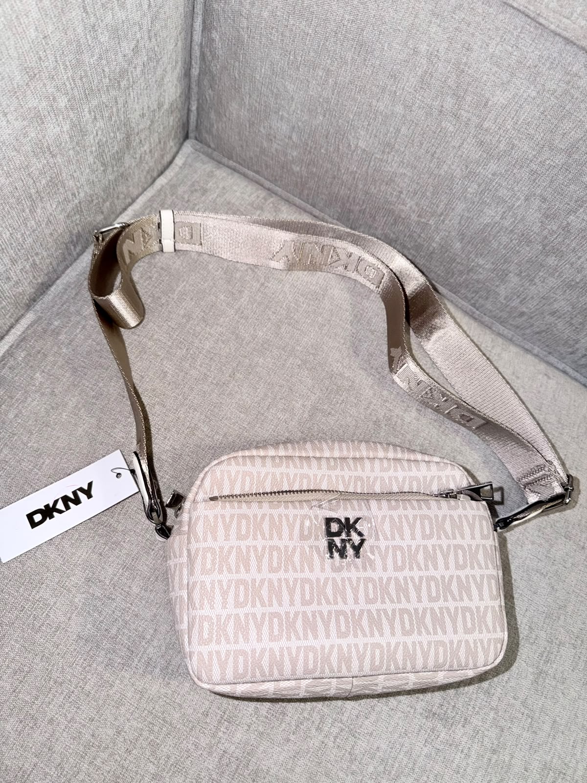 Bolso manos libres DKNY beige logos - Mariana Pineda Encargos