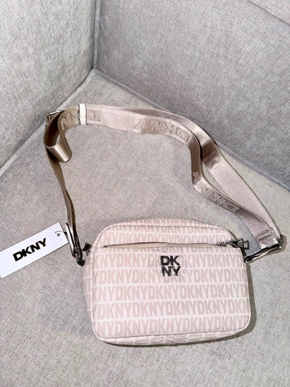 Bolso manos libres DKNY beige logos - Mariana Pineda Encargos