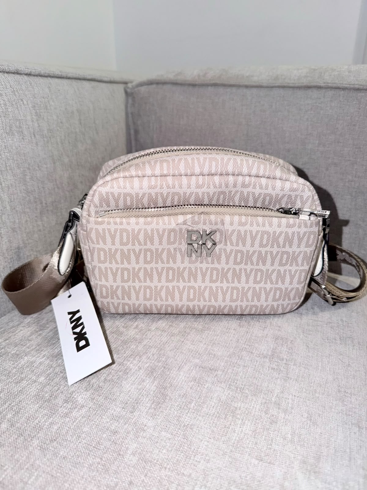 Bolso manos libres DKNY beige logos - Mariana Pineda Encargos