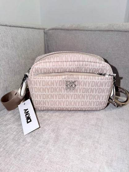 Bolso manos libres DKNY beige logos - Mariana Pineda Encargos
