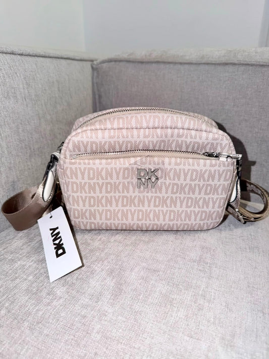 Bolso manos libres DKNY beige logos - Mariana Pineda Encargos