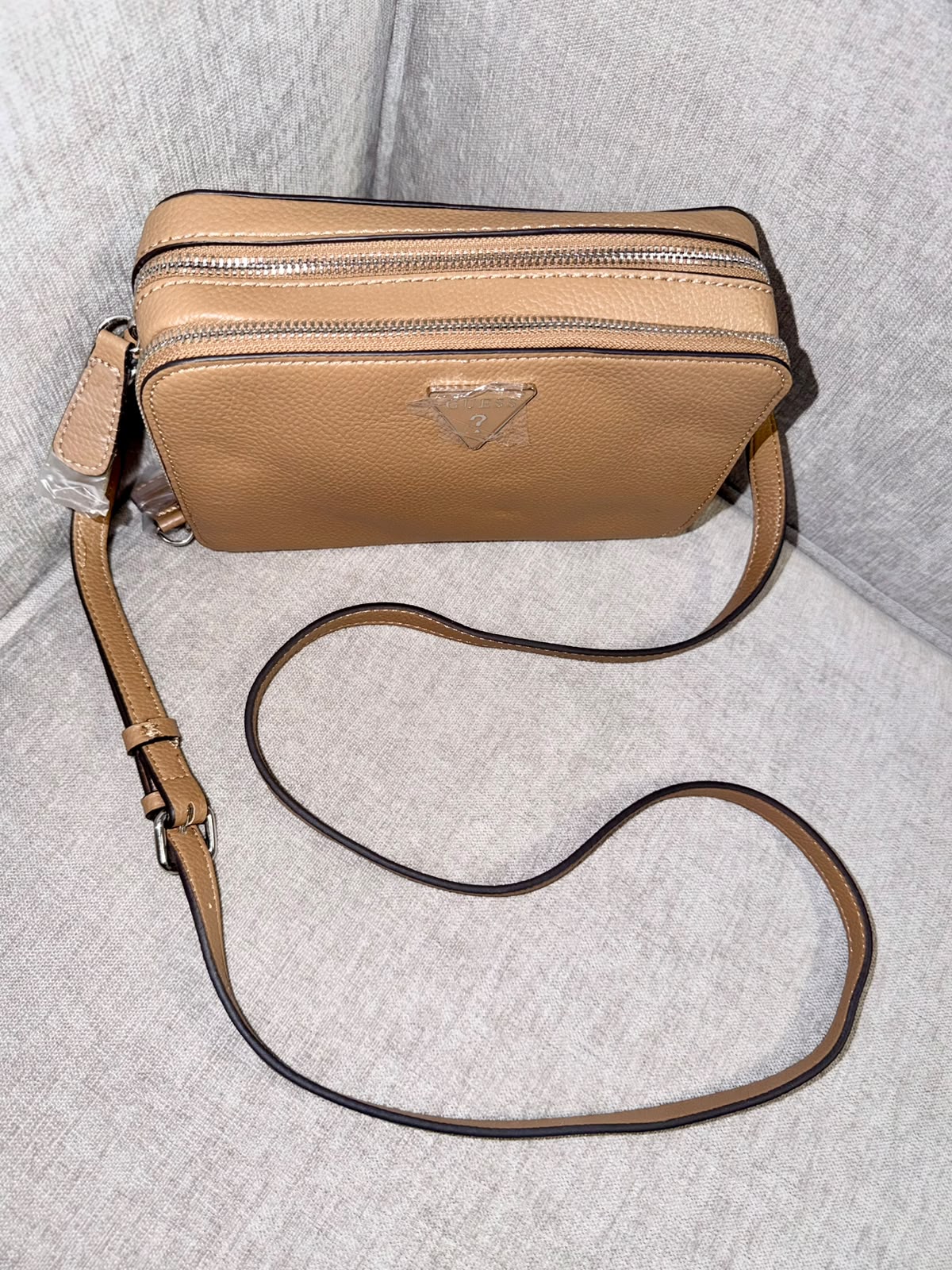 Bolso manos libres Guess camel - Mariana Pineda Encargos