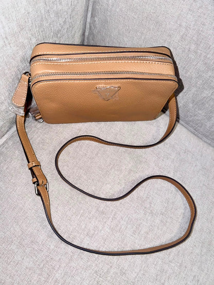 Bolso manos libres Guess camel - Mariana Pineda Encargos
