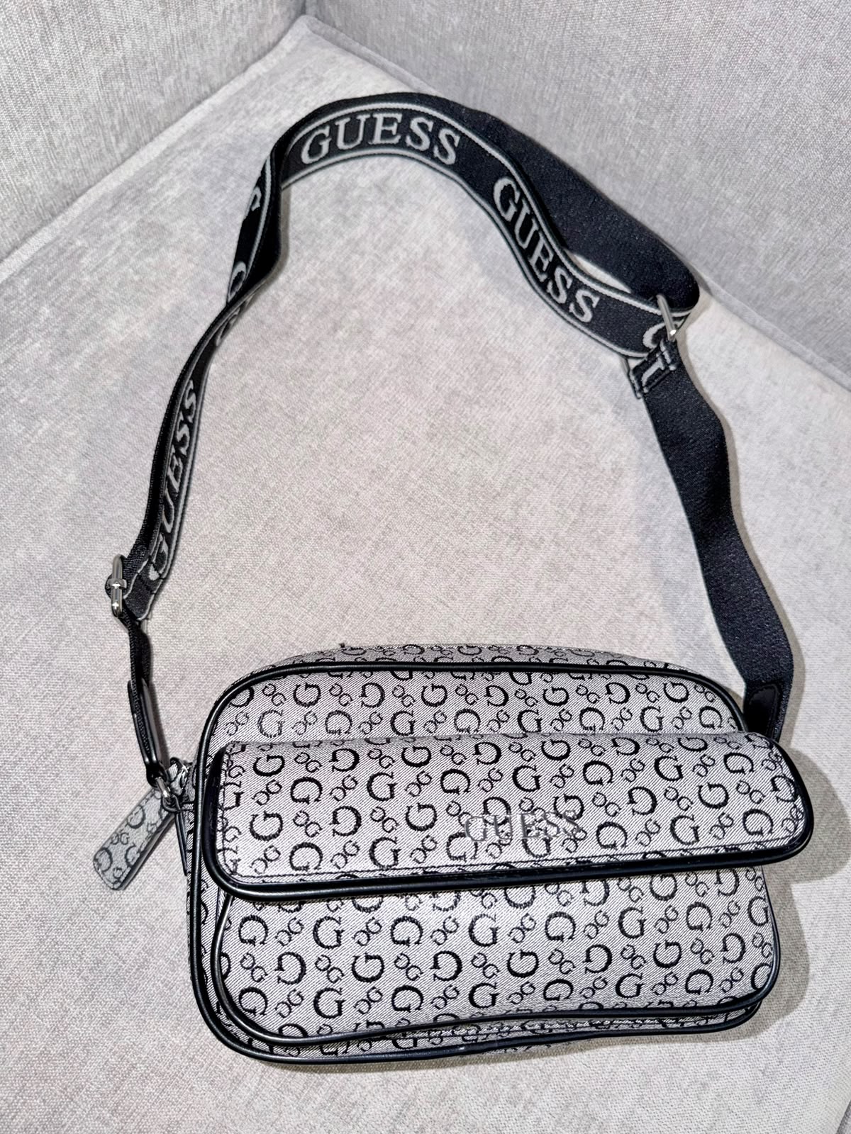 Bolso manos libres Guess negro/gris logos - Mariana Pineda Encargos