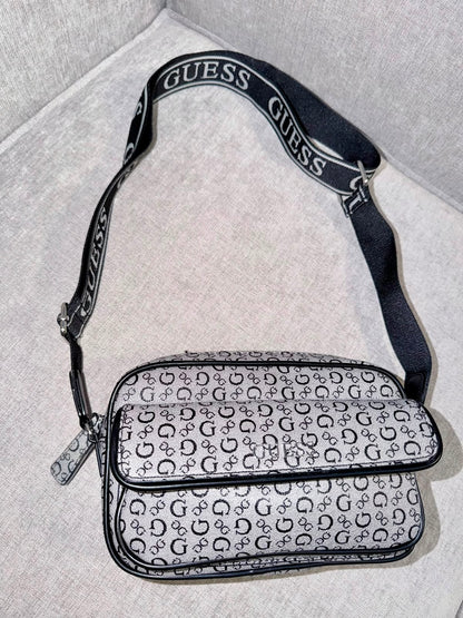 Bolso manos libres Guess negro/gris logos - Mariana Pineda Encargos