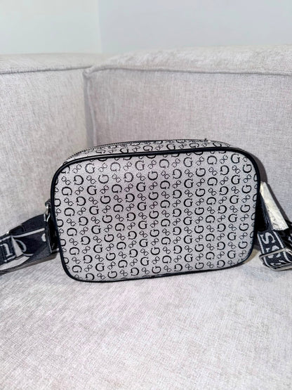 Bolso manos libres Guess negro/gris logos - Mariana Pineda Encargos