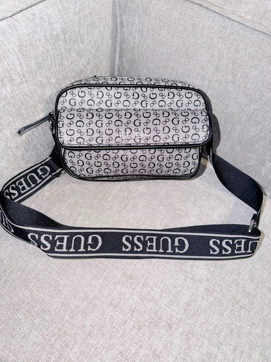 Bolso manos libres Guess negro/gris logos - Mariana Pineda Encargos