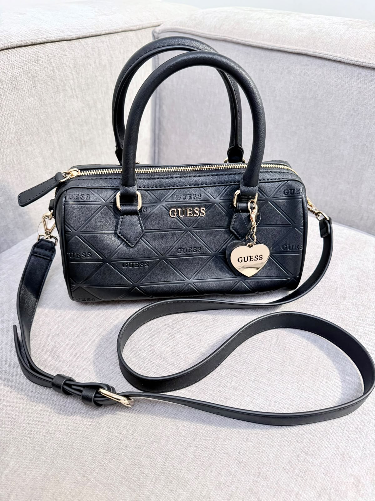 Bolso manos libres con cogederas Guess negro - Mariana Pineda Encargos