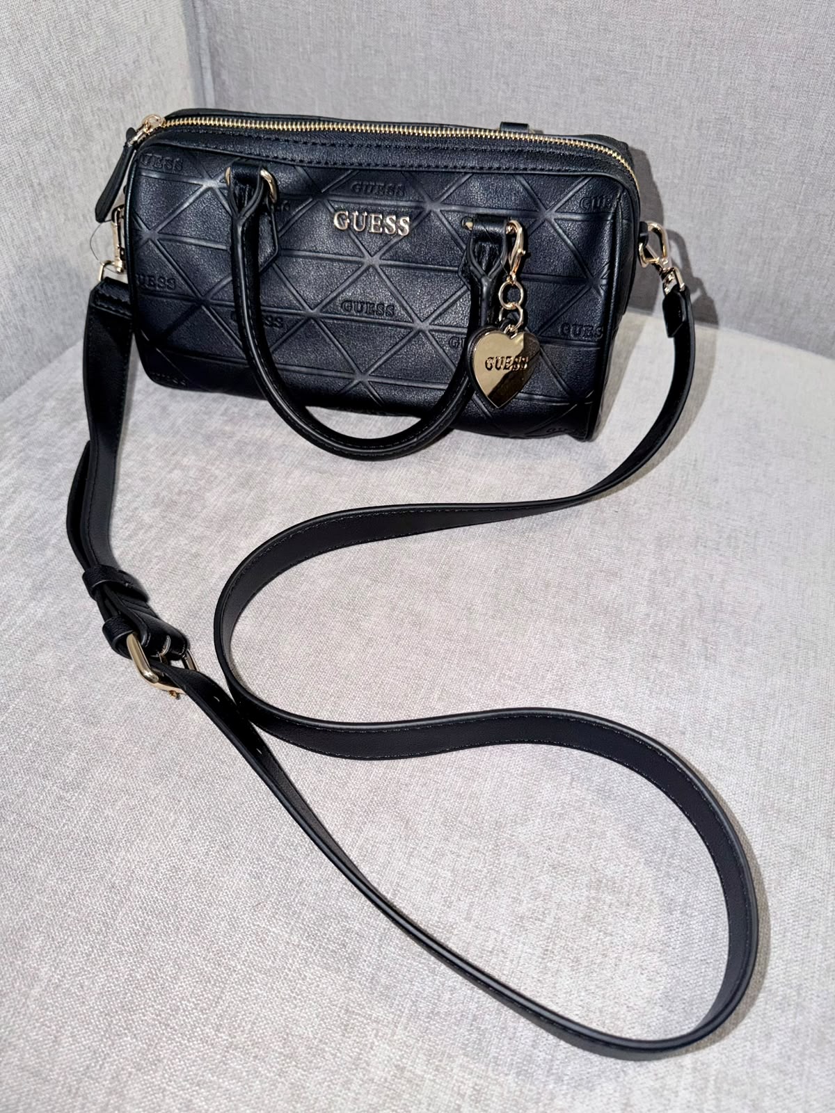 Bolso manos libres con cogederas Guess negro - Mariana Pineda Encargos