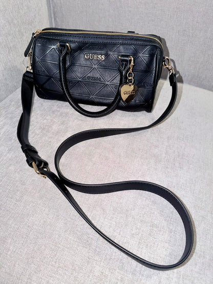Bolso manos libres con cogederas Guess negro - Mariana Pineda Encargos