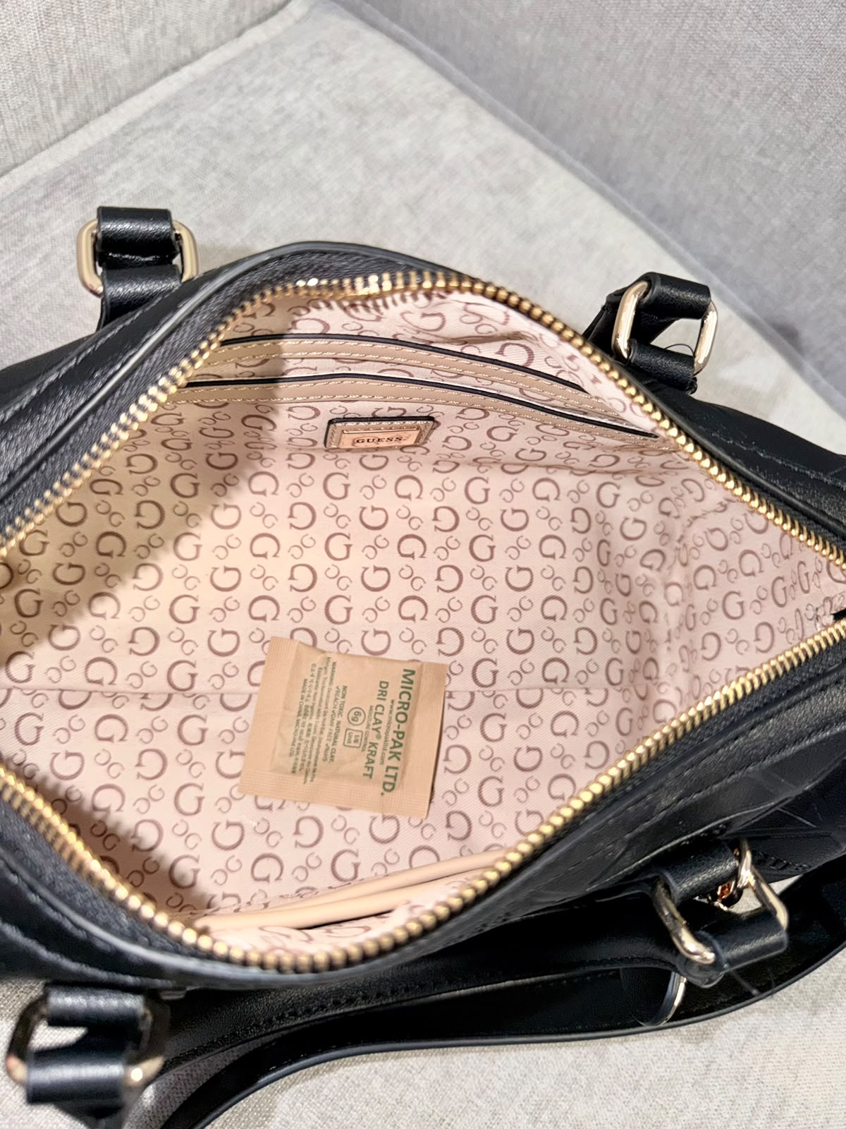 Bolso manos libres con cogederas Guess negro - Mariana Pineda Encargos