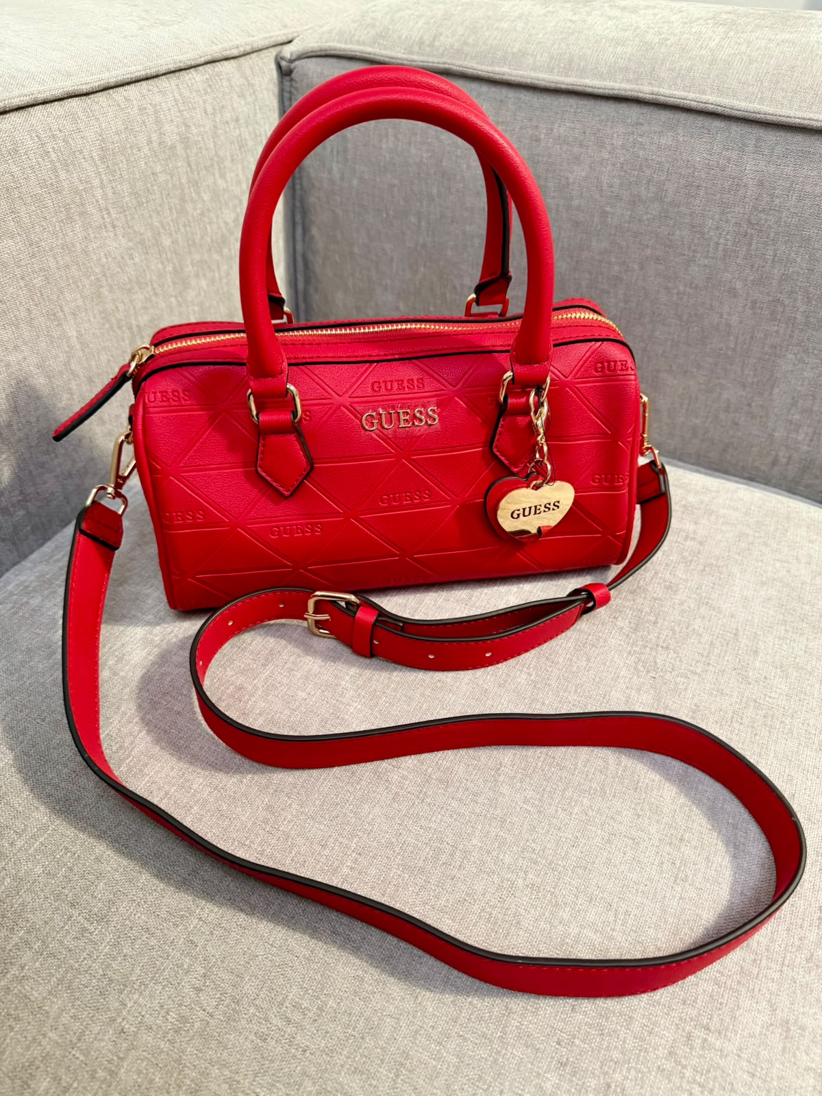 Bolso manos libres con cogederas Guess rojo - Mariana Pineda Encargos