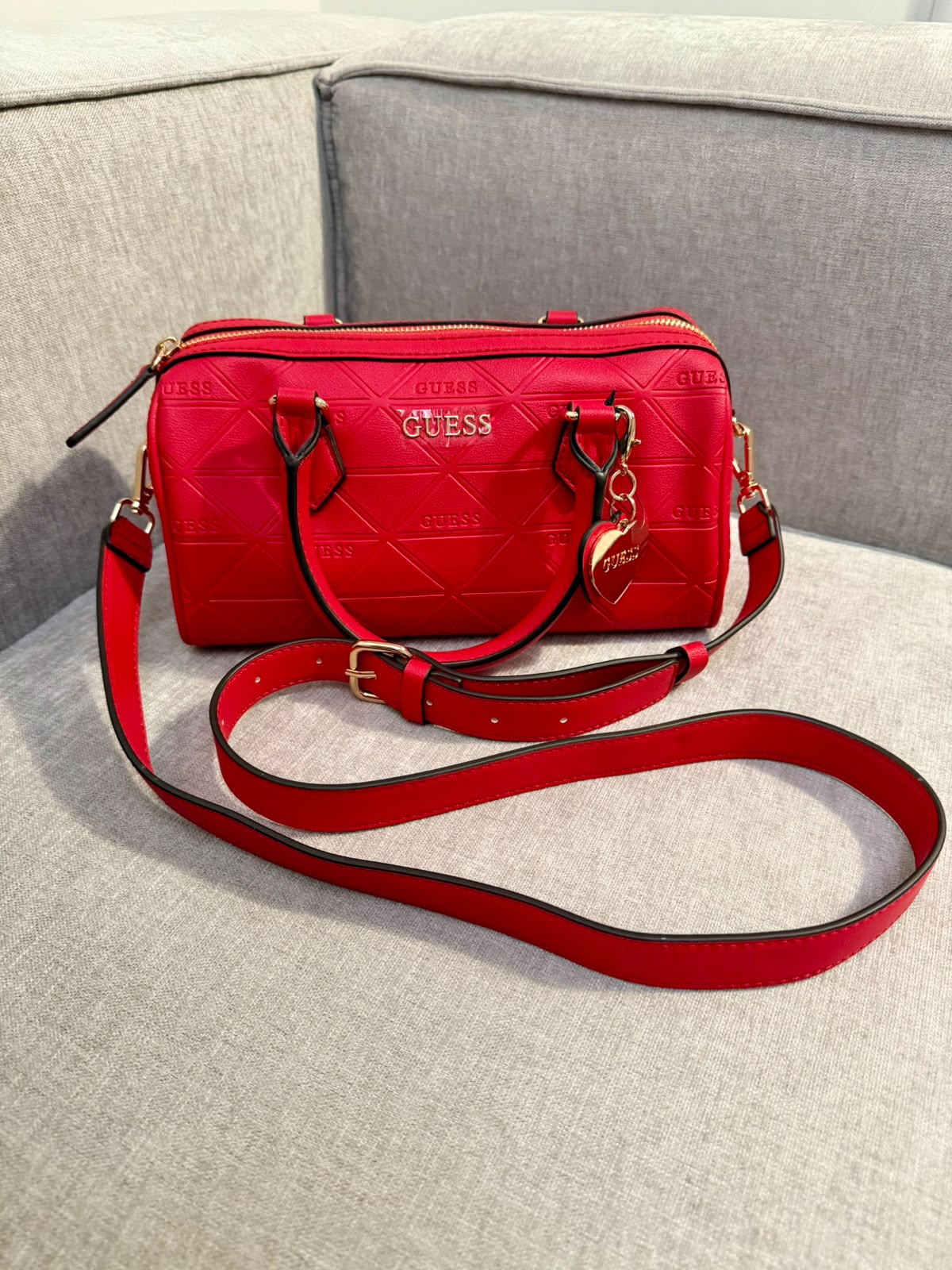 Bolso manos libres con cogederas Guess rojo - Mariana Pineda Encargos
