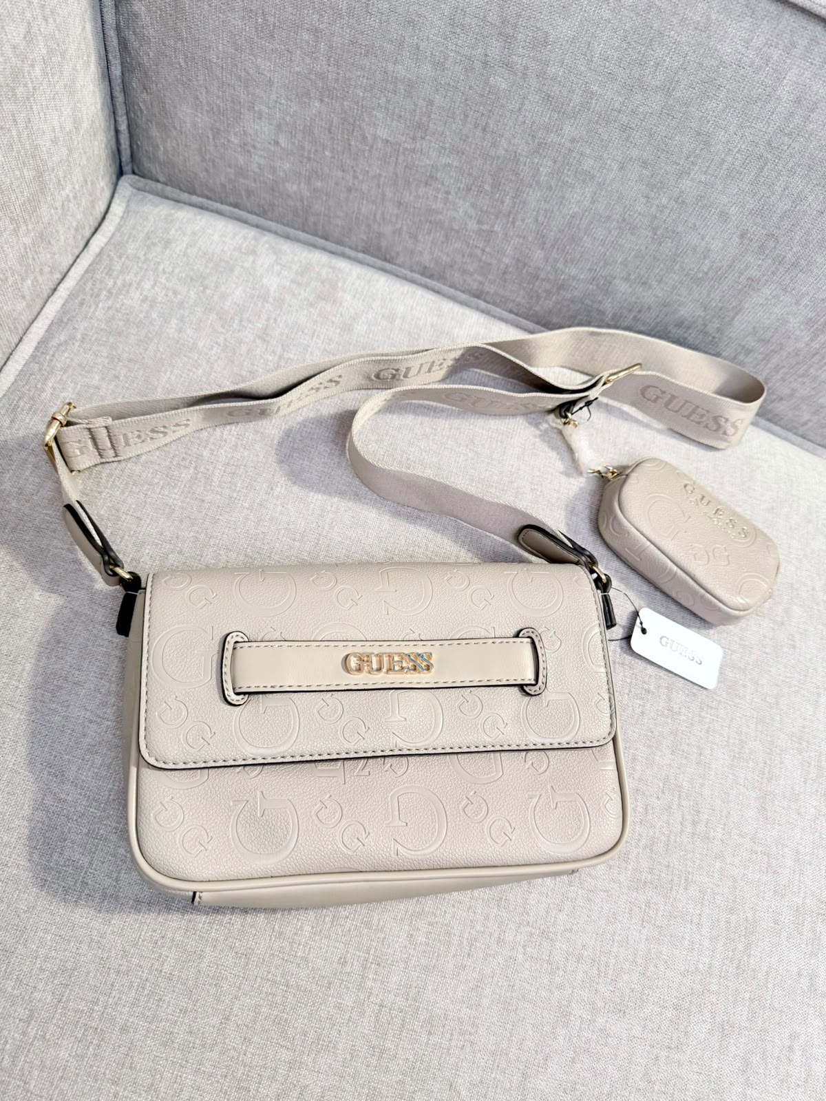 Bolso manos libres con monedero Guess Beige - Mariana Pineda Encargos