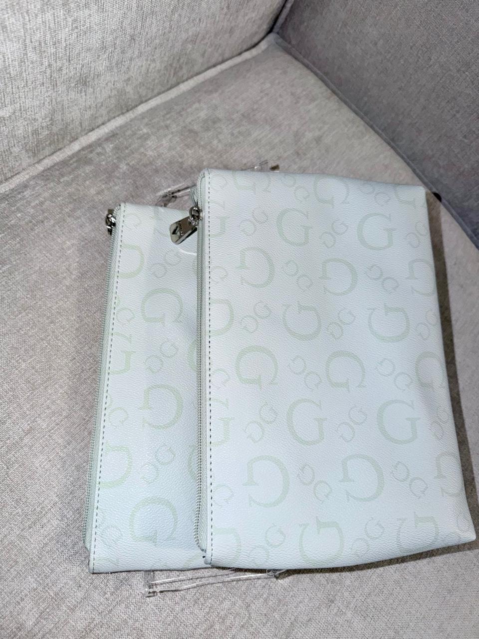 Juego x2 de organizadores multiusos verde GUESS - Mariana Pineda Encargos