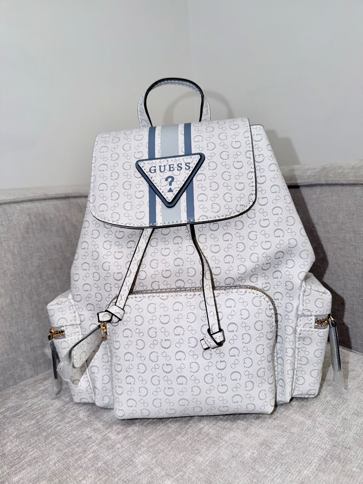 Mochila Guess blanca logos - Mariana Pineda Encargos