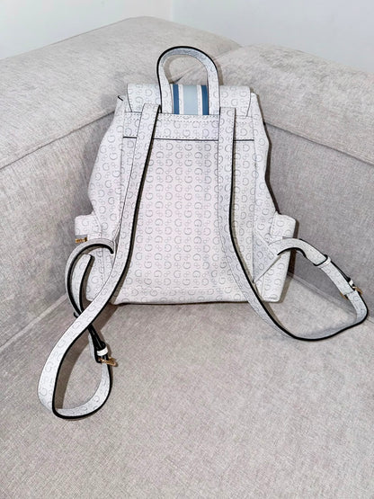 Mochila Guess blanca logos - Mariana Pineda Encargos