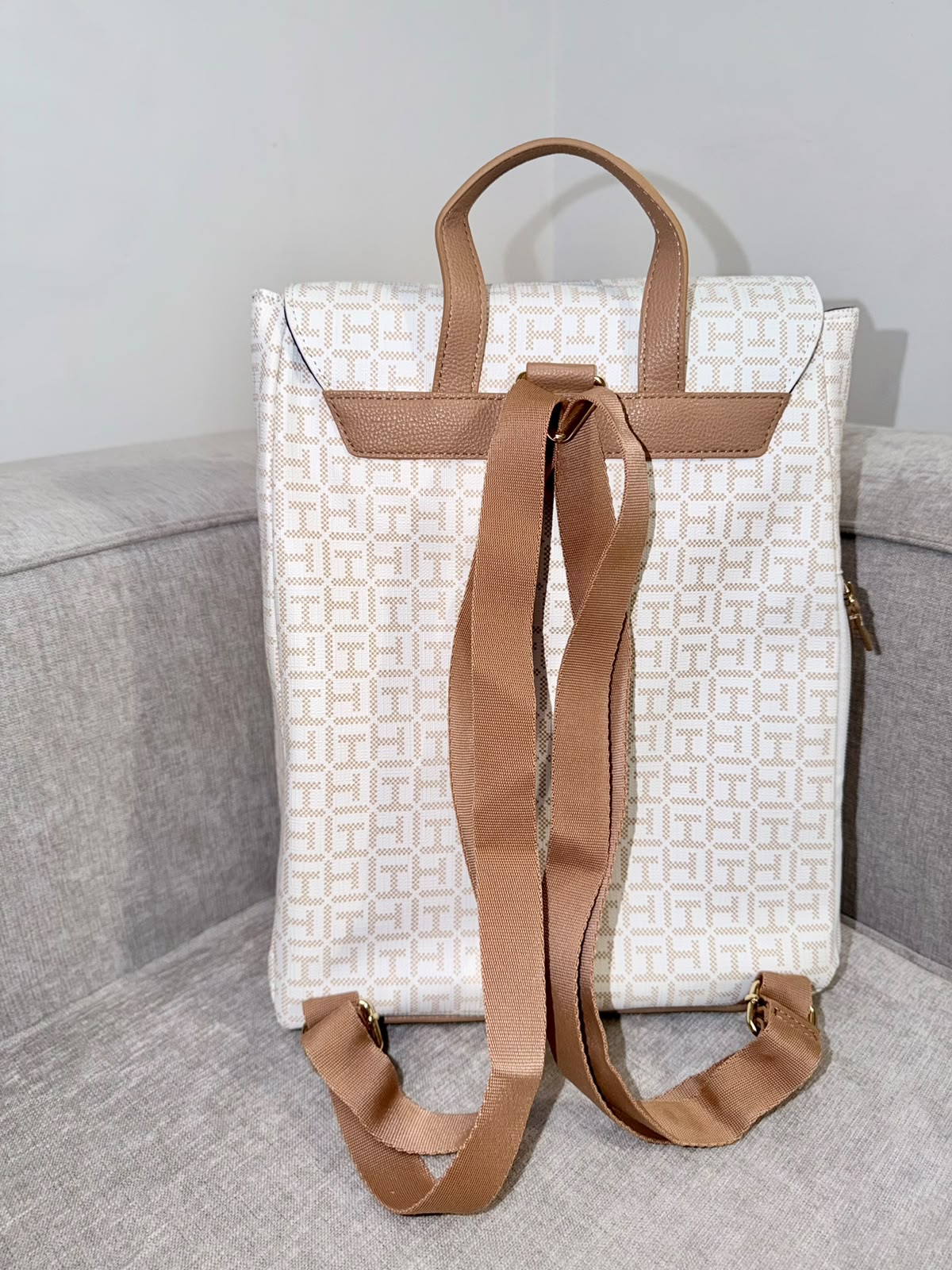 Mochila Tommy Hilfiger blanca logos - Mariana Pineda Encargos