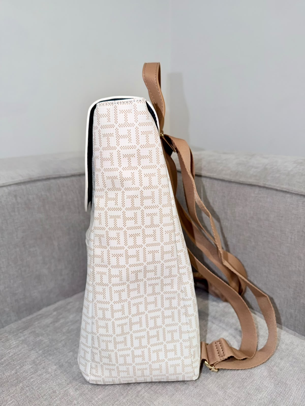 Mochila Tommy Hilfiger blanca logos - Mariana Pineda Encargos