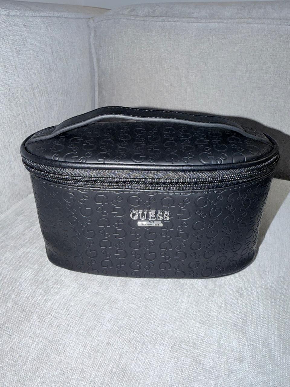 Organizador multiusos GUESS negro - Mariana Pineda Encargos