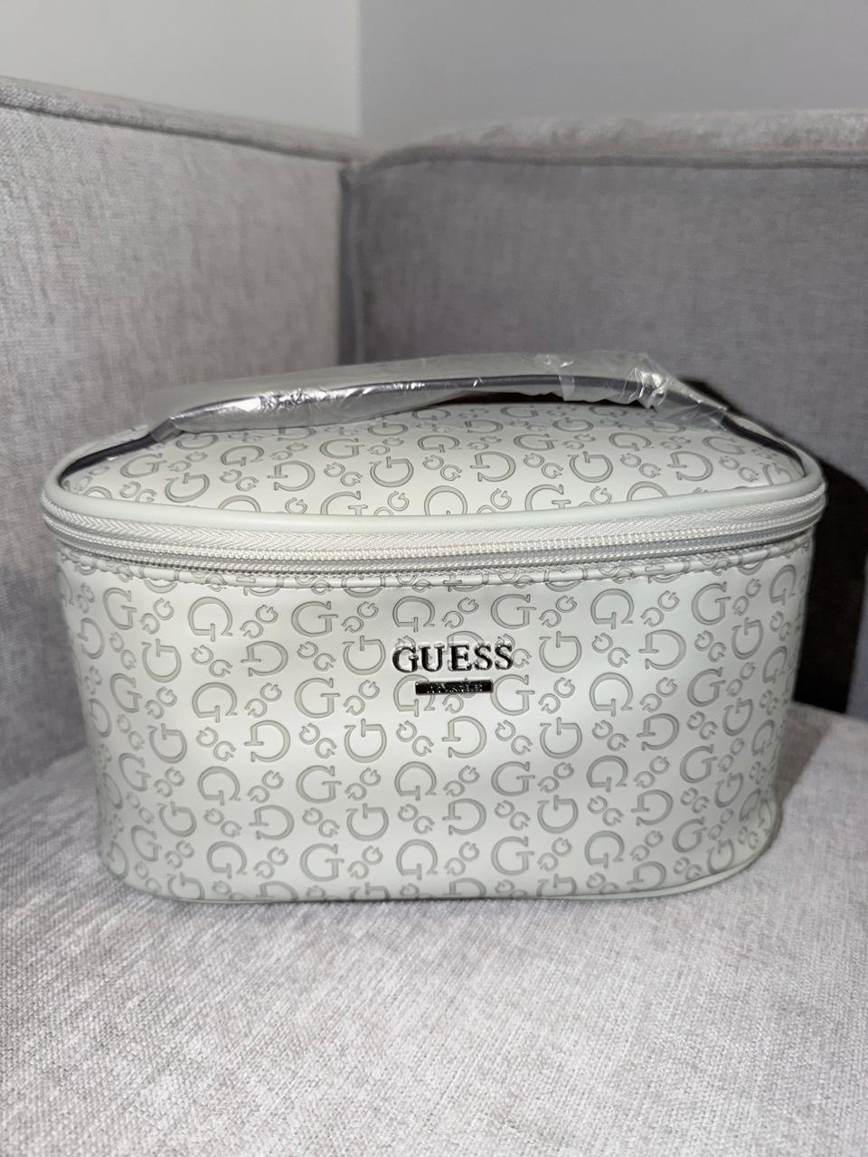Organizador multiusos GUESS verde - Mariana Pineda Encargos