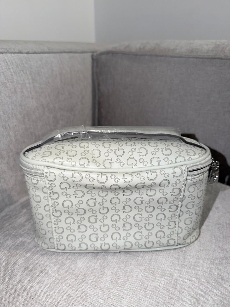 Organizador multiusos GUESS verde - Mariana Pineda Encargos