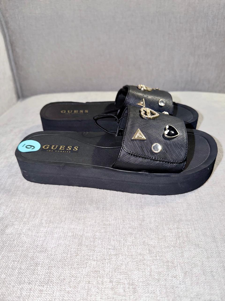 Sandalias velcro con charms - Guess